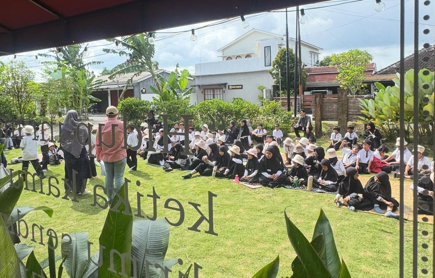 tempat membaca yang asyik di mojok store