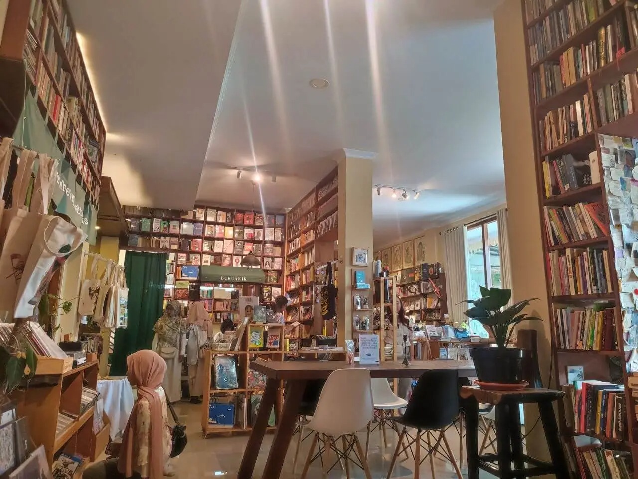 imgi_49_Suasana-bagian-dalam-toko-buku-yang-menyatu-dengan-koleksi-perpustakaan-Aldino-Jalu-Seto